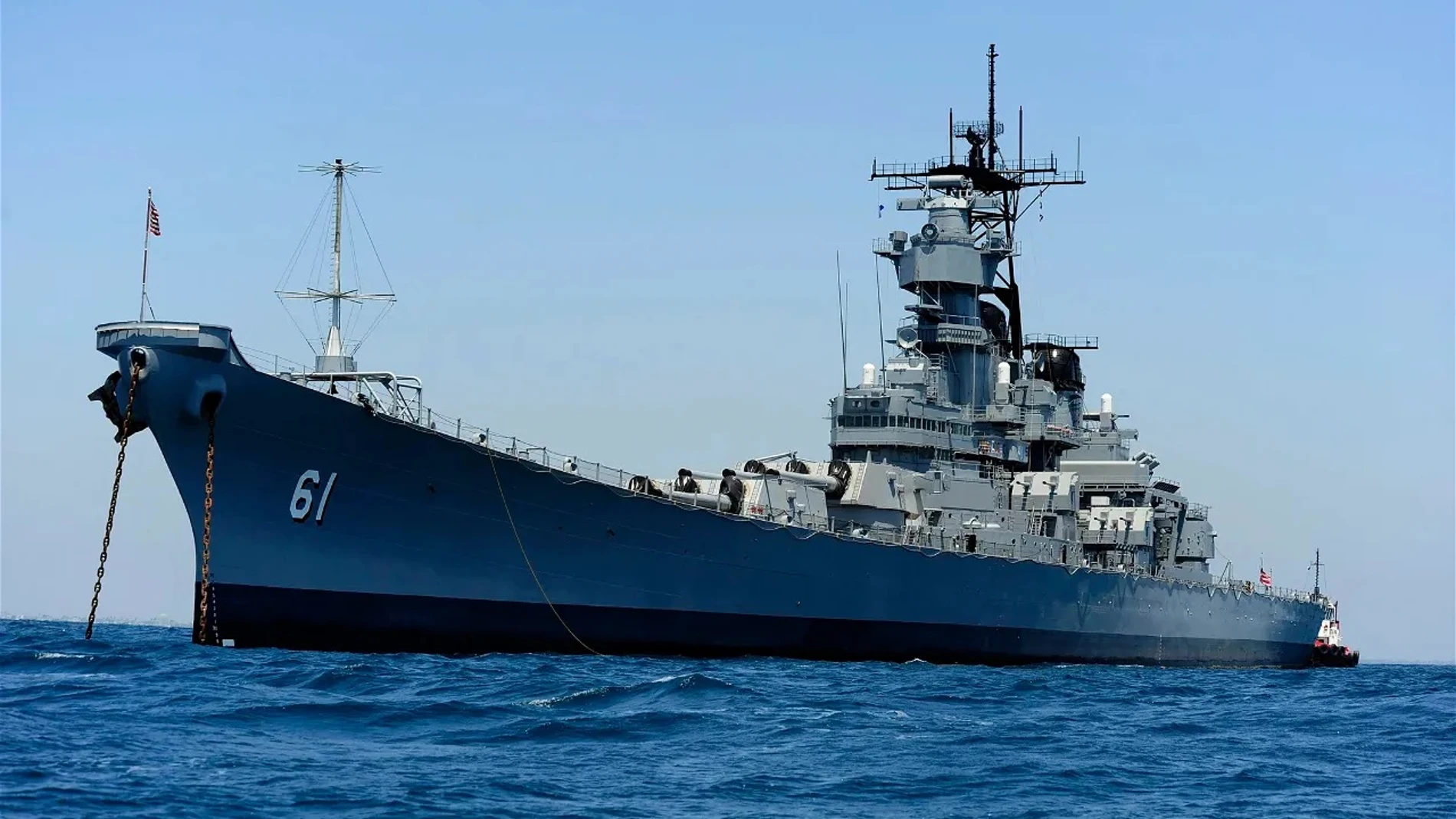 Navío de color metalizado con el número 61 y equipado con cañones de toda clase