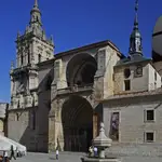 Exterior de la Catedral de El Burgo de Osma y una de las gárgolas escondidas en el lateral norte de la Seo