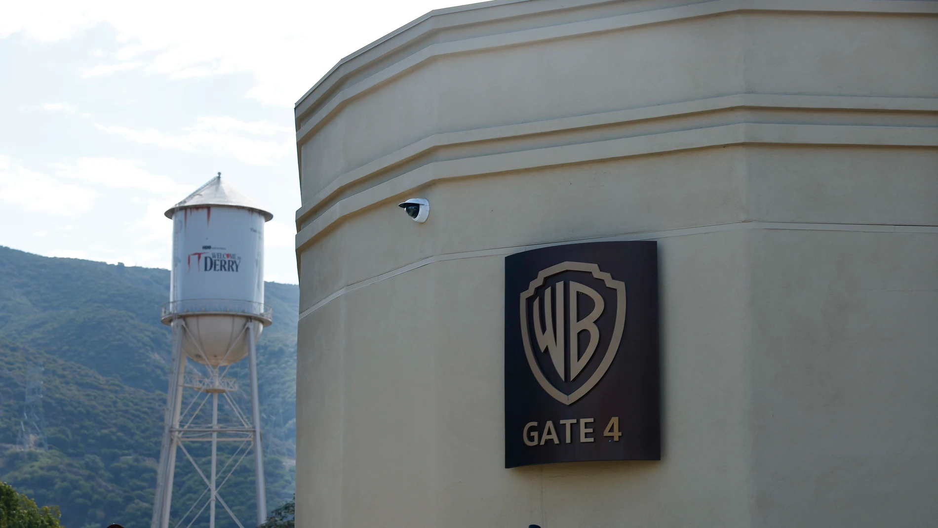 BURBANK (United States), 21/10/2025.- A Warner Bros. logo is on display outsiode the Warner Bros. Studio Lot in Burbank, California, USA, 21 October 2025. Warner Bros. Discovery revealed in a press release on 21 October that it is putting the company up for sale. EFE/EPA/CAROLINE BREHMAN