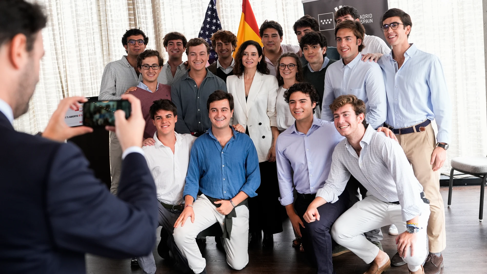 AUSTIN (TEXAS), 21/1072025.- La presidenta de la Comunidad de Madrid, Isabel Díaz Ayuso (c), en un encuentro con empresarios estadounidenses organizado por Invest in Madrid este martes, en Austin (Texas). La presidenta de la Comunidad de Madrid, Isabel Díaz Ayuso, terminó este martes un viaje de cinco días a Austin (Texas) con un mensaje al presidente estadounidense Donald Trump para que ponga fin a los aranceles al aceite y el vino. EFE/ Comunidad De Madrid SOLO USO EDITORIAL SOLO DISPONIBLE...