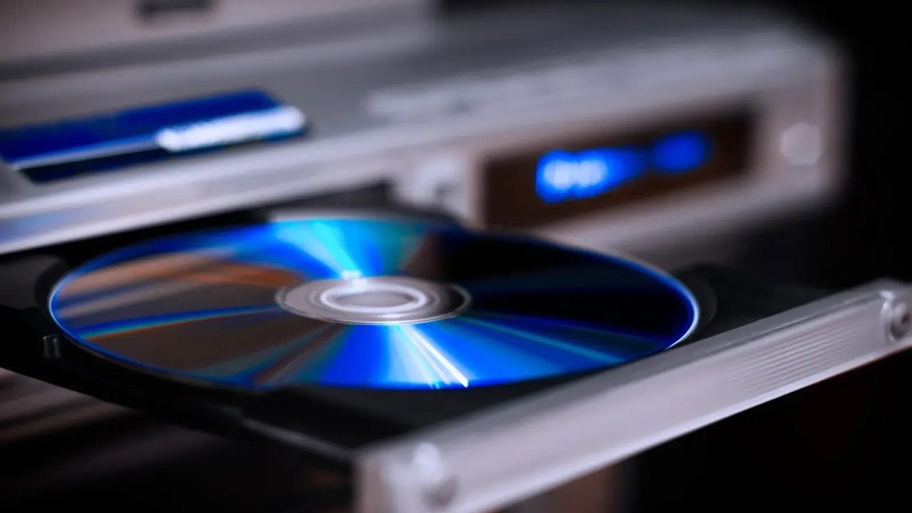 Estamos en 2026 y Fujitsu acaba de lanzar un portátil con lector de CDs