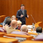 Mañueco interviene desde su escaño durante uno de los cara a cara de este martes en el hemiciclo de las Cortes