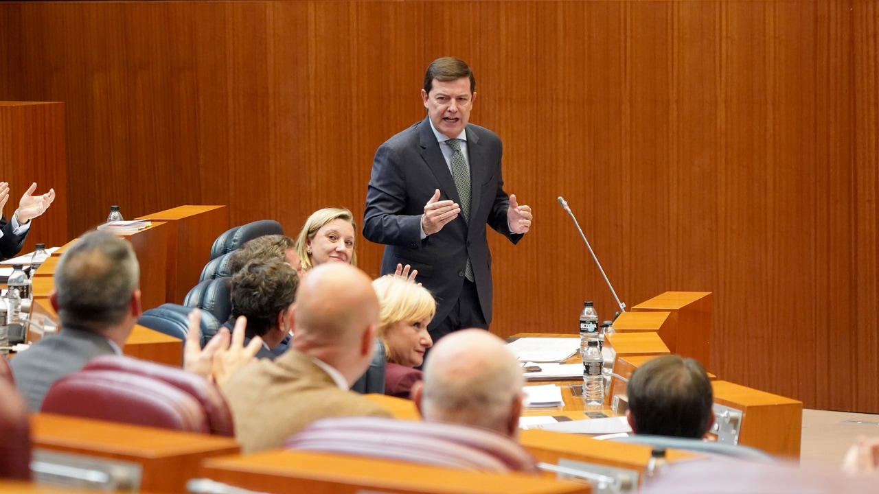 Mañueco afea a PSOE y Vox sus "zancadillas" al avance de Castilla y León
