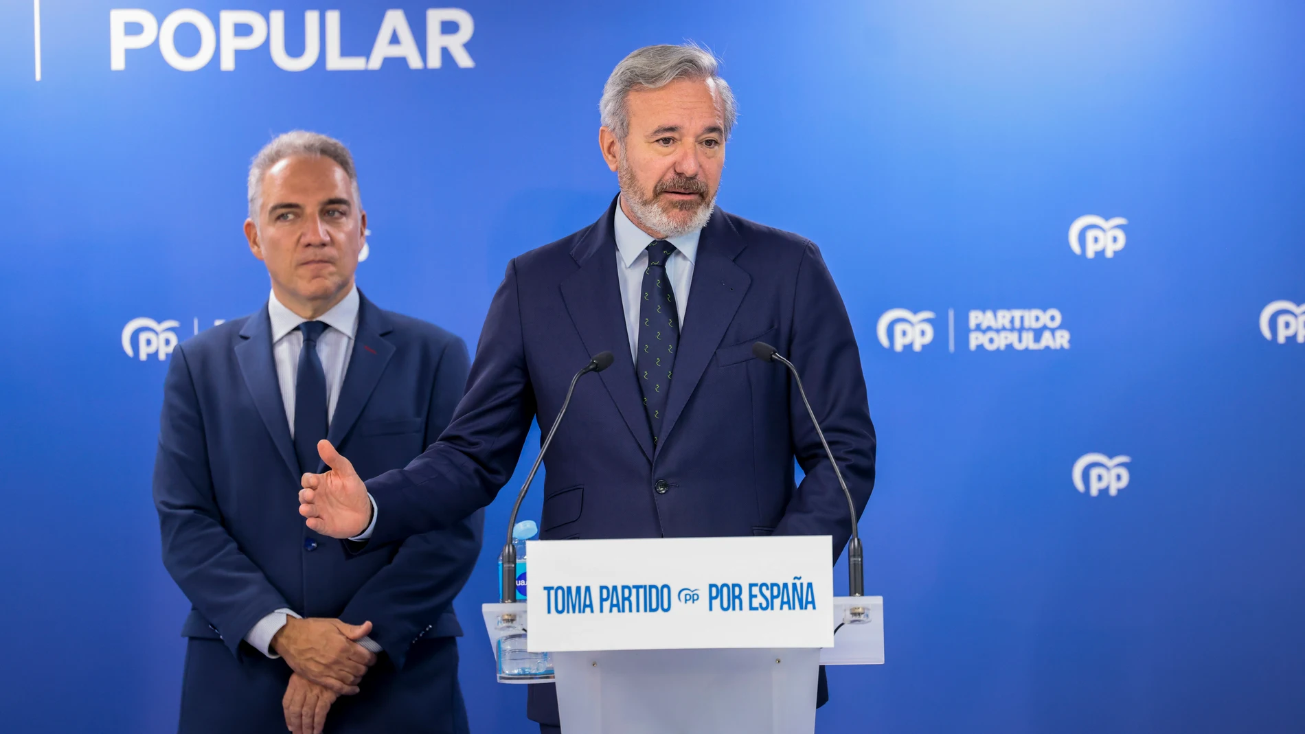 ZARAGOZA, 21/10/2025.- El vicesecretario de Política Autonómica, Municipal y Análisis Electoral del PP, Elías Bendodo (i), atiende a los medios de comunicación junto al presidente del PP de Aragón, Jorge Azcón (d), antes de su reunión con miembros del grupo parlamentario, este martes en Zaragoza. EFE/ Toni Galán