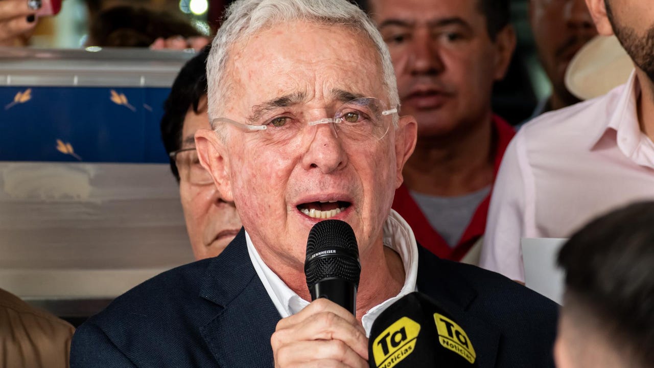 La Justicia colombiana revoca la condena por soborno al expresidente Álvaro Uribe