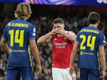 Britain Soccer Champions League Arsenal's Viktor Gyoekeres, center, celebrates after scoring his side's third goal during the Champions League opening phase soccer match between Arsenal and Atletico Madrid in London, England, Tuesday, Oct. 21, 2025. (AP Photo/Alastair Grant)