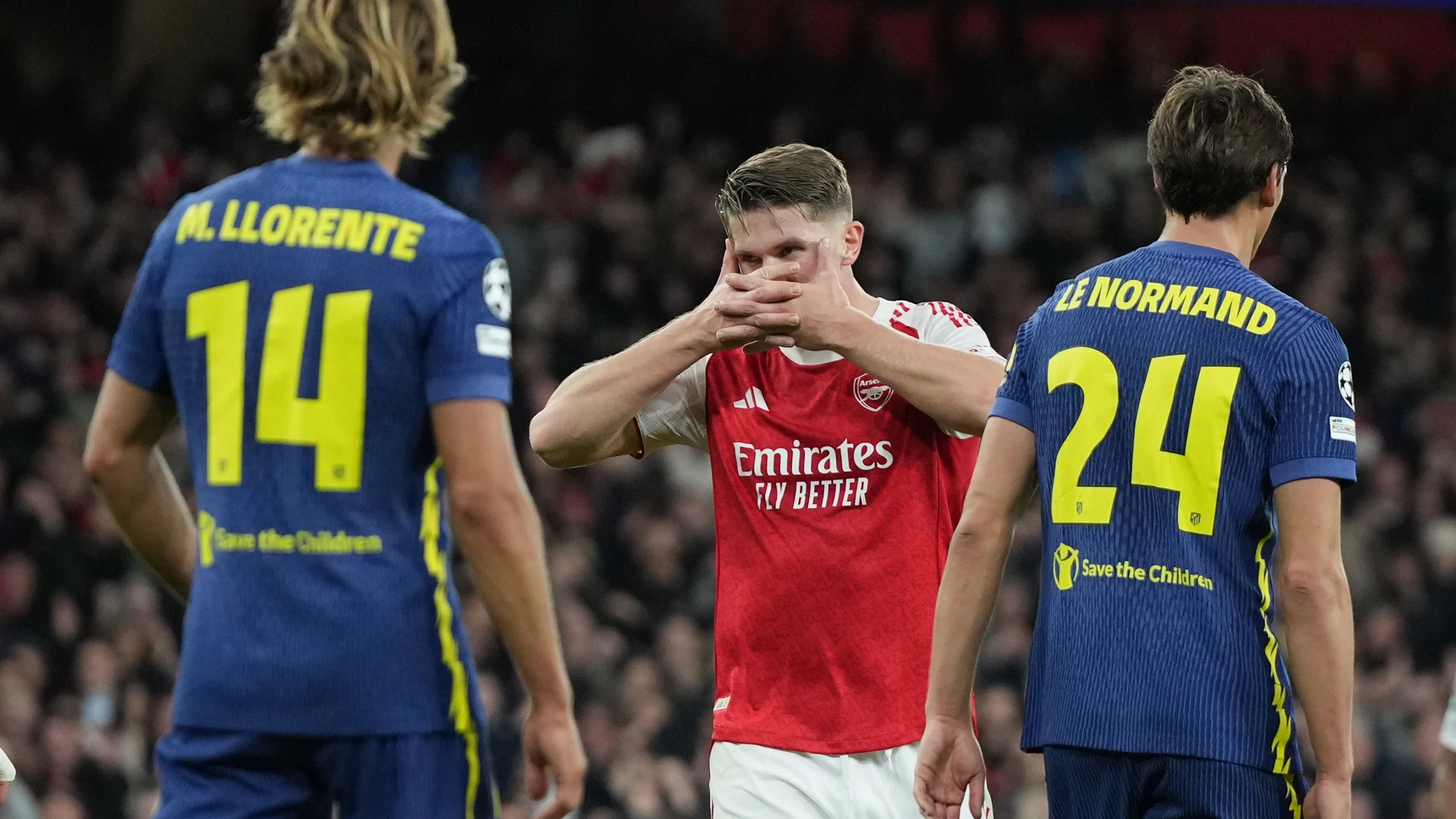 Arsenal's Viktor Gyoekeres, center, celebrates after scoring his side's third goal during the Champions League opening phase soccer match between Arsenal and Atletico Madrid in London, England, Tuesday, Oct. 21, 2025. (AP Photo/Alastair Grant)