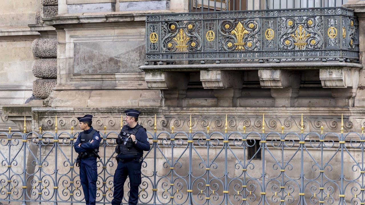 Las autoridades francesas fijan en 88 millones de euros el valor estimado de las joyas robadas en el Louvre