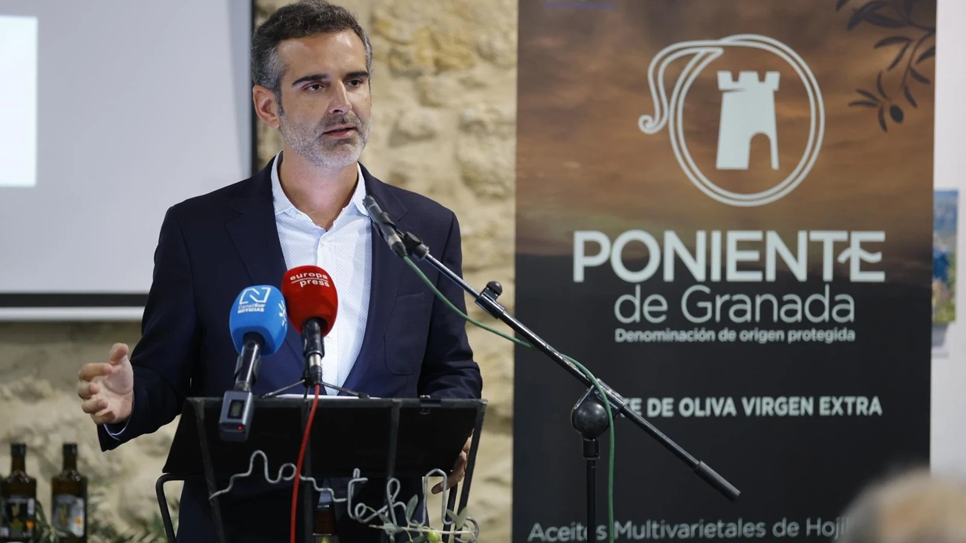 El consejero de Agricultura, Pesca, Agua y Desarrollo Rural, Ramón Fernández-Pacheco, asiste a la apertura de la campaña de aceituna 2025/26 de la Denominación de Origen Protegido Poniente de Granada. ÁLEX CÁMARA/EUROPA PRESS 21/10/2025