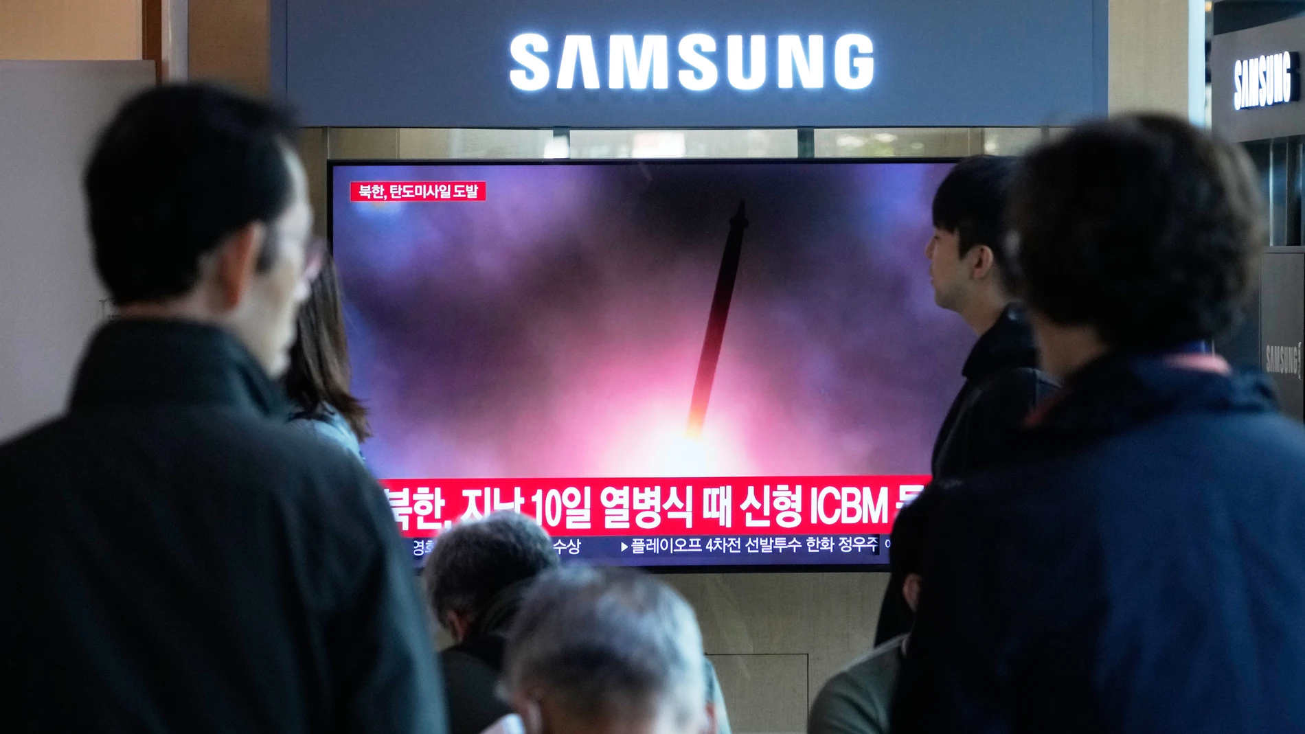 A TV screen shows a file image of North Korea's missile launch during a news program at Seoul Railway Station in Seoul, South Korea, Wednesday, Oct. 22, 2025. (AP Photo/Ahn Young-joon)
