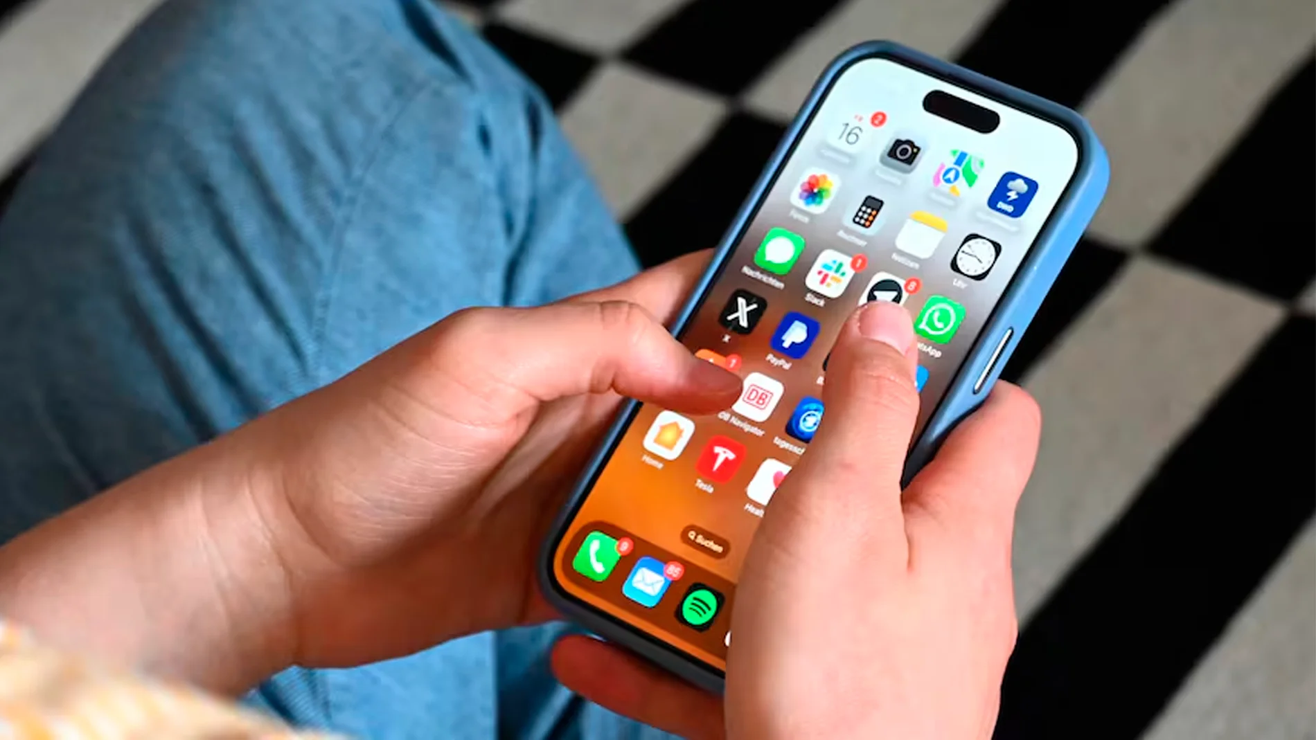 Un usuario se hace viral por crear una funda ultrapesada para reducir las horas de uso de su teléfono móvil