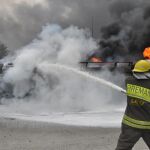 Bomberos trabajan en la extinción tras la explosión de un camión cisterna en Nigeria