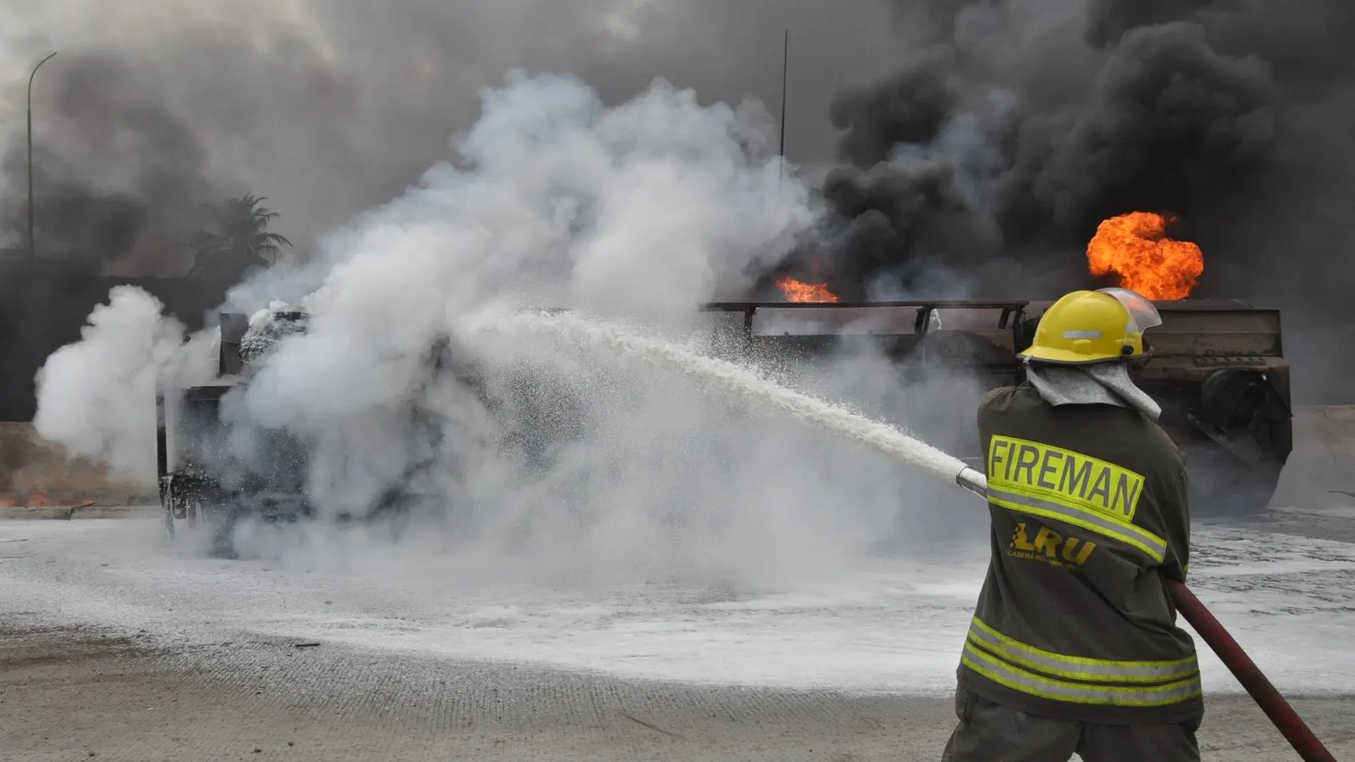 Bomberos trabajan en la extinción tras la explosión de un camión cisterna en Nigeria
