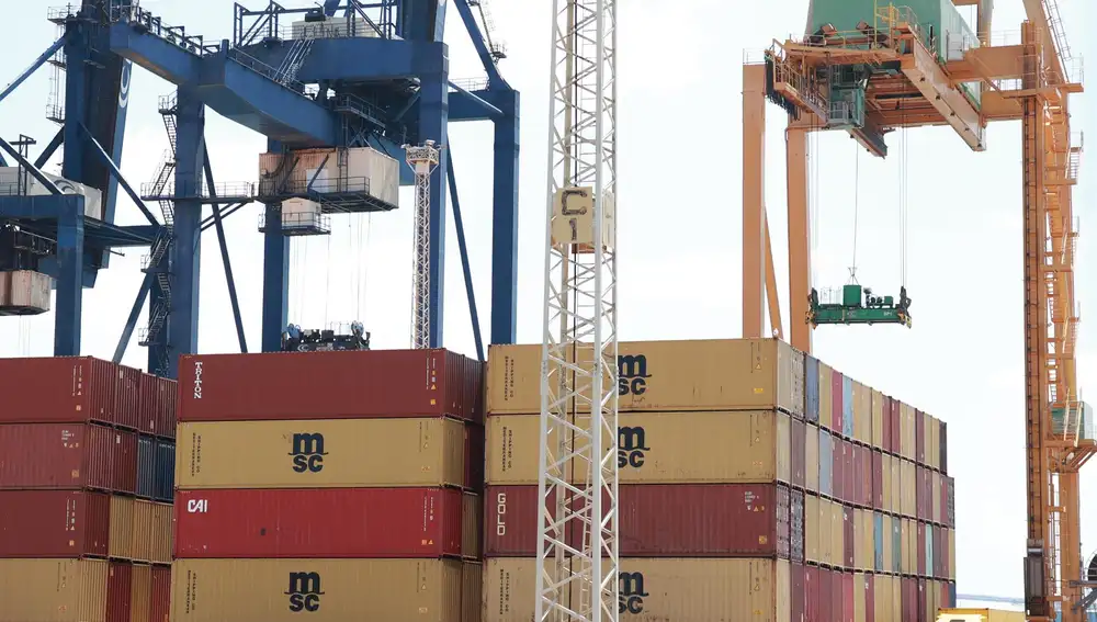 Economía.- El déficit comercial de España con EEUU se dispara un 37,7% hasta agosto, tras entrar en vigor los aranceles