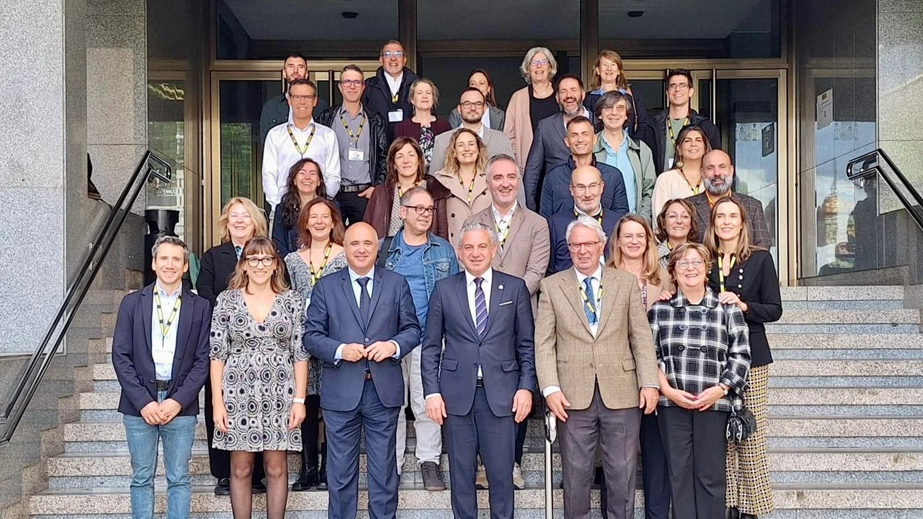 Foto de familia de Nicanor Sen con participantes de las jornadas