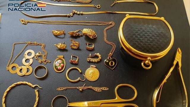 Detenida en Pontevedra una cuidadora de personas con alto grado de dependencia por robar joyas de más de 10.000 euros