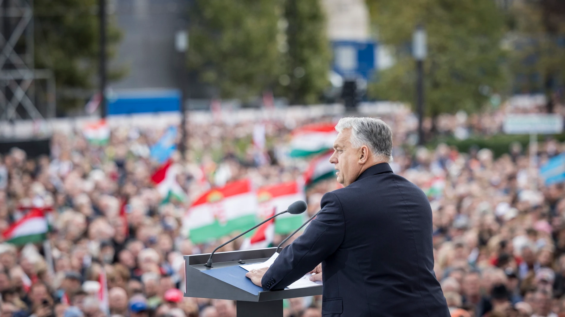 Budapest (Hungary), 23/10/2025.- A handout photo issued by the Hungarian Prime Minister’s General Department of Communication shows Hungarian Prime Minister Viktor Orban delivering a speech during a ceremony marking the 69th anniversary of the 1956 Hungarian revolution and war of independence against communist rule and the Soviet Union, in front of the Parliament building at Kossuth Square in Budapest, Hungary, 23 October 2025. (Hungría) EFE/EPA/AKOS KAISER / HANDOUT HANDOUT - EDITORIAL USE O...