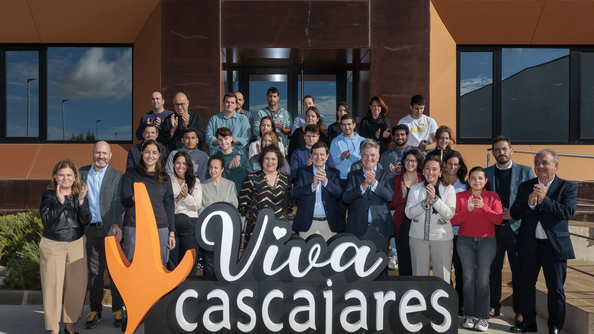 El presidente Alfonso Fernández Mañueco y la consejera María González Corral junto a los dirigentes y empleados de Cascajares