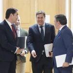 Los consejeros Fernández Carriedo, Suárez-Quiñones y González Gago, junto al director de comunicación de la Junta, Julio López, llegan a la rueda de prensa posterior al Consejo de Gobierno