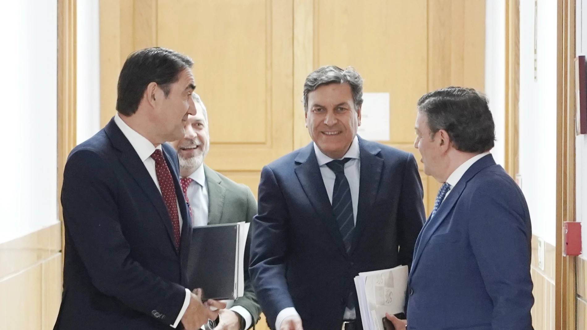 Los consejeros Fernández Carriedo, Suárez-Quiñones y González Gago, junto al director de comunicación de la Junta, Julio López, llegan a la rueda de prensa posterior al Consejo de Gobierno