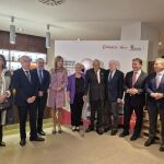 Foto de familia de la consejera Leticia García junto a Méndez Pooz, Aitana Hernando, Roberto Sáiz o Borja Suárez, entre ortros, en el homenaje a la trayectoria del presidente de la Cámara de Miranda de Ebro (Burgos), Fernando Escobillas Foto de familia de la consejera Leticia García junto a Méndez Pooz, Aitana Hernando, Roberto Sáiz o Borja Suárez, entre ortros, en el homenaje a la trayectoria del presidente de la Cámara de Miranda de Ebro (Burgos), Fernando Escobillas