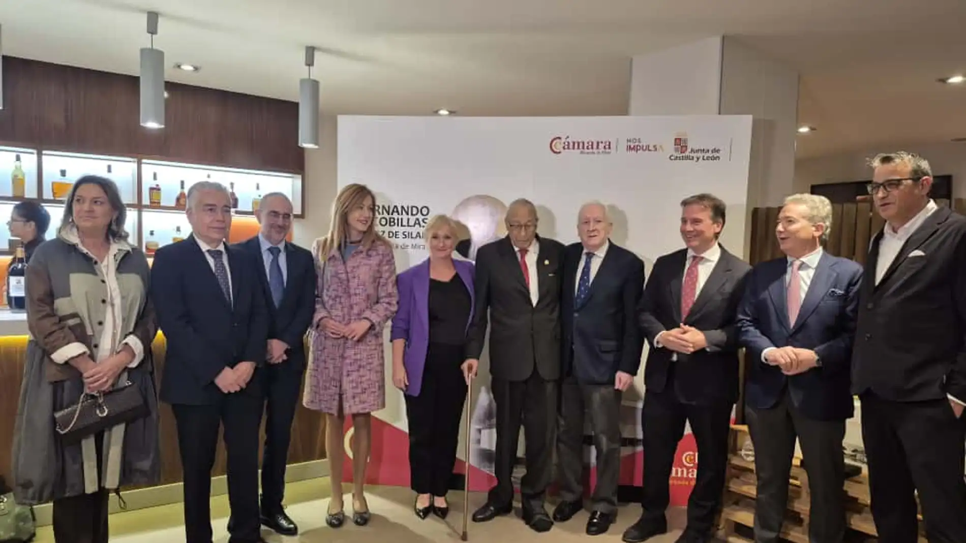 Foto de familia de la consejera Leticia García junto a Méndez Pooz, Aitana Hernando, Roberto Sáiz o Borja Suárez, entre ortros, en el homenaje a la trayectoria del presidente de la Cámara de Miranda de Ebro (Burgos), Fernando Escobillas