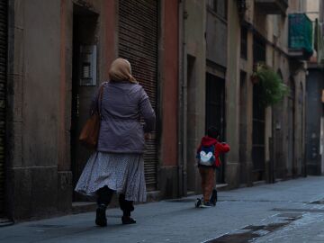 Barcelona concentró en 2024 los barrios con más población extranjera y Córdoba los que menos, según el INE