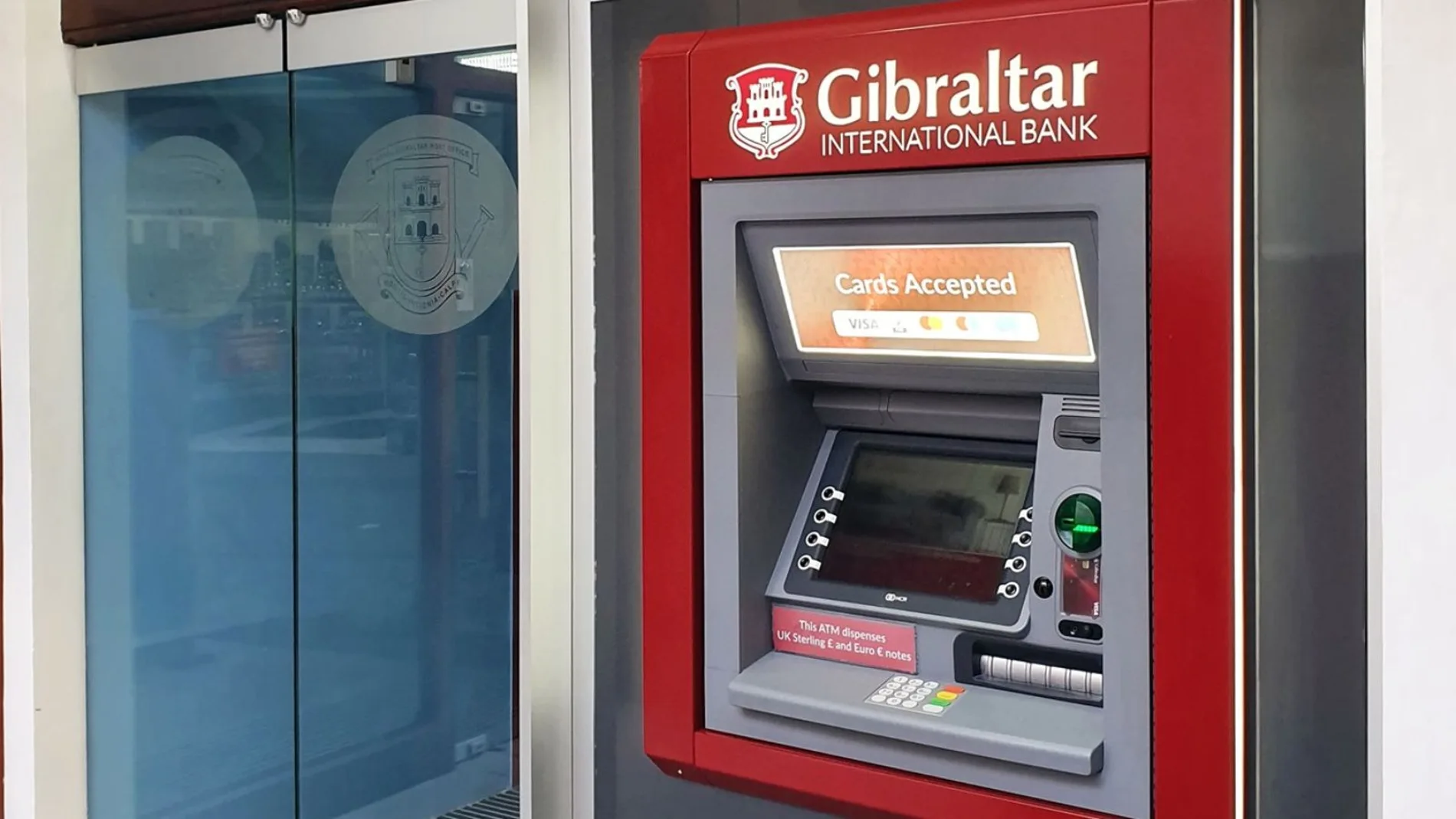 Un banco de Gibraltar se disculpa después de que sus trabajadores se disfrazaran de nativos americanos por una festividad hindú