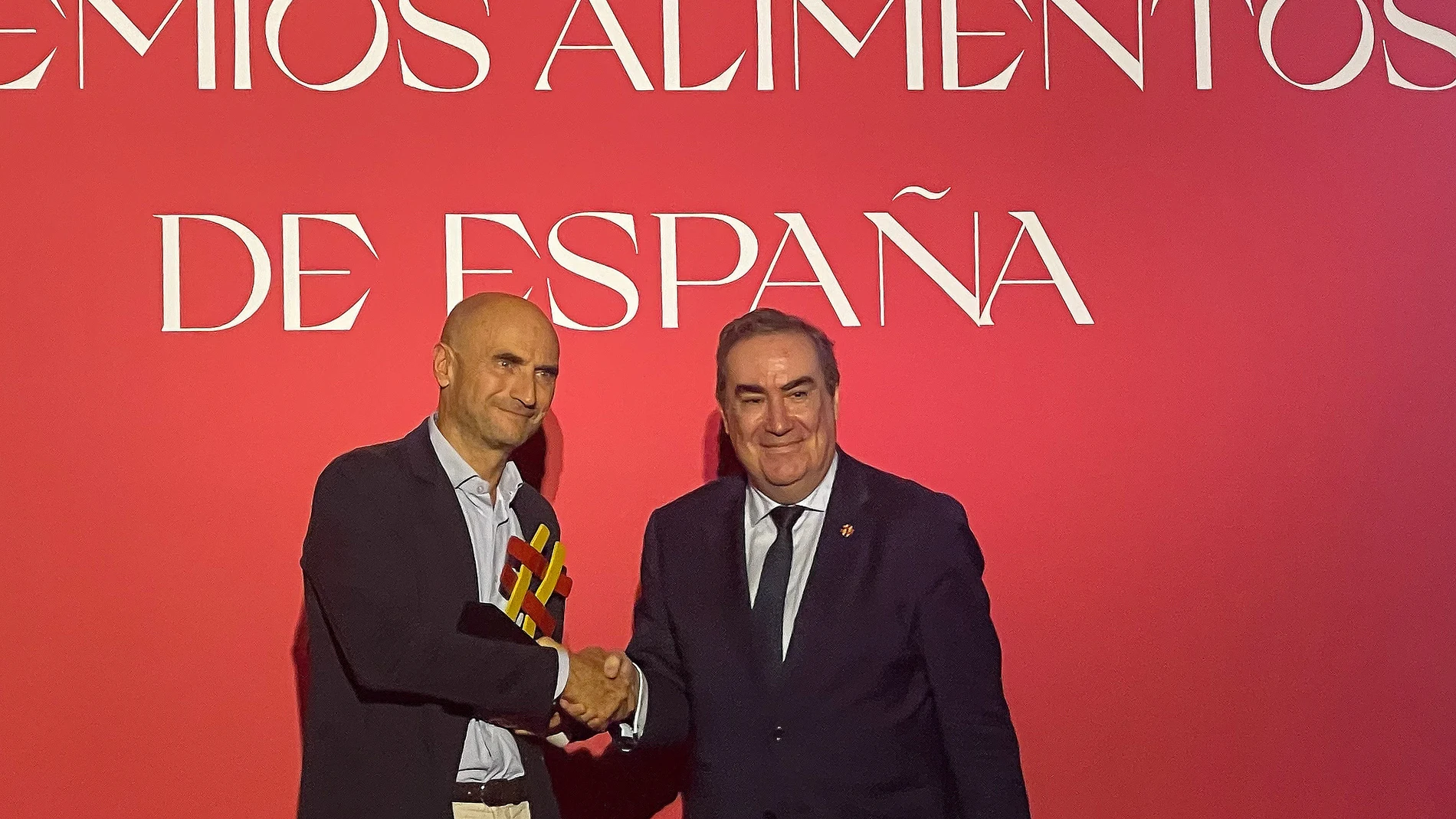 Juan Vicente Olmos, director general de Monte Nevado, recoge uno de los galardones