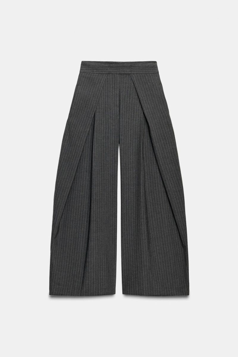Pantalones de raya diplomática.