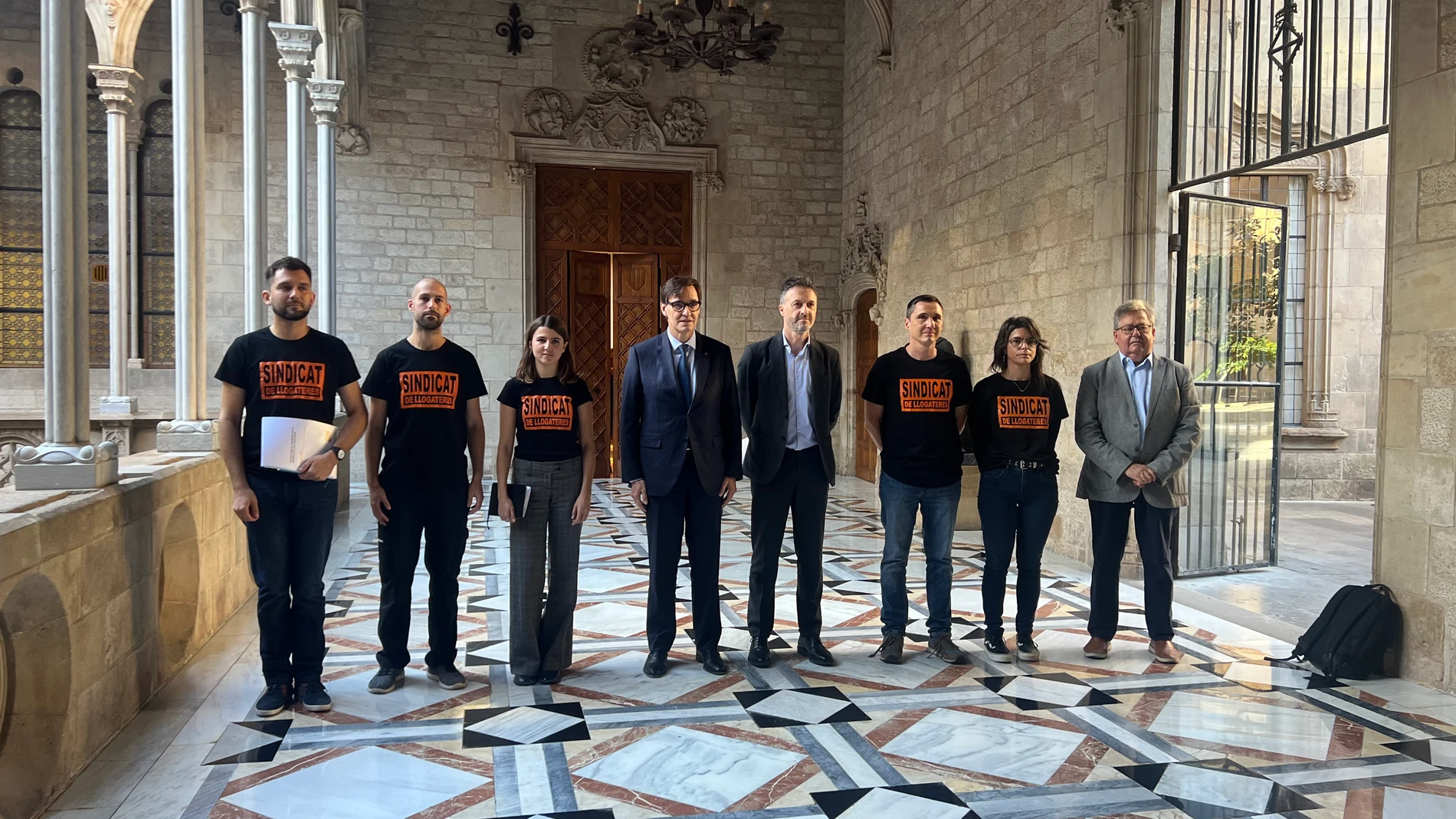 El presidente de la Generalitat, Salvador Illa, con representantes del Sindicat de Llogateres. REMITIDA / HANDOUT por SINDICAT DE LLOGATERES Fotografía remitida a medios de comunicación exclusivamente para ilustrar la noticia a la que hace referencia la imagen, y citando la procedencia de la imagen en la firma 23/10/2025