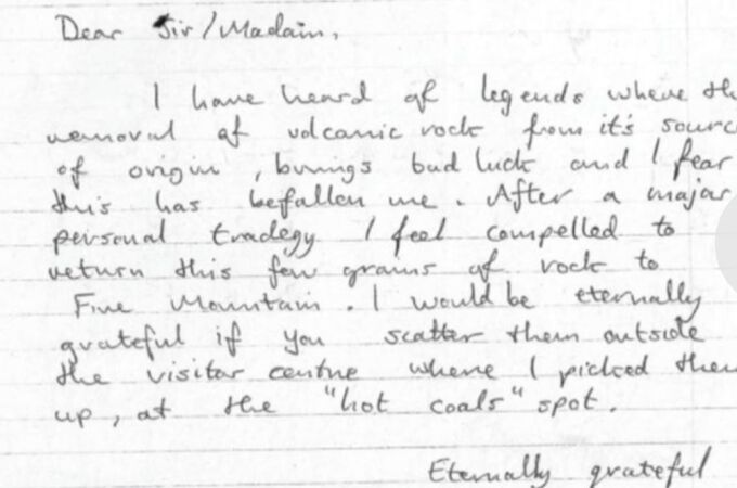 Un turista devuelve piedras volcánicas robadas en España tras sufrir una tragedia personal: “Están malditas” Un turista devuelve piedras volcánicas robadas en España tras sufrir una tragedia personal: “Están malditas”