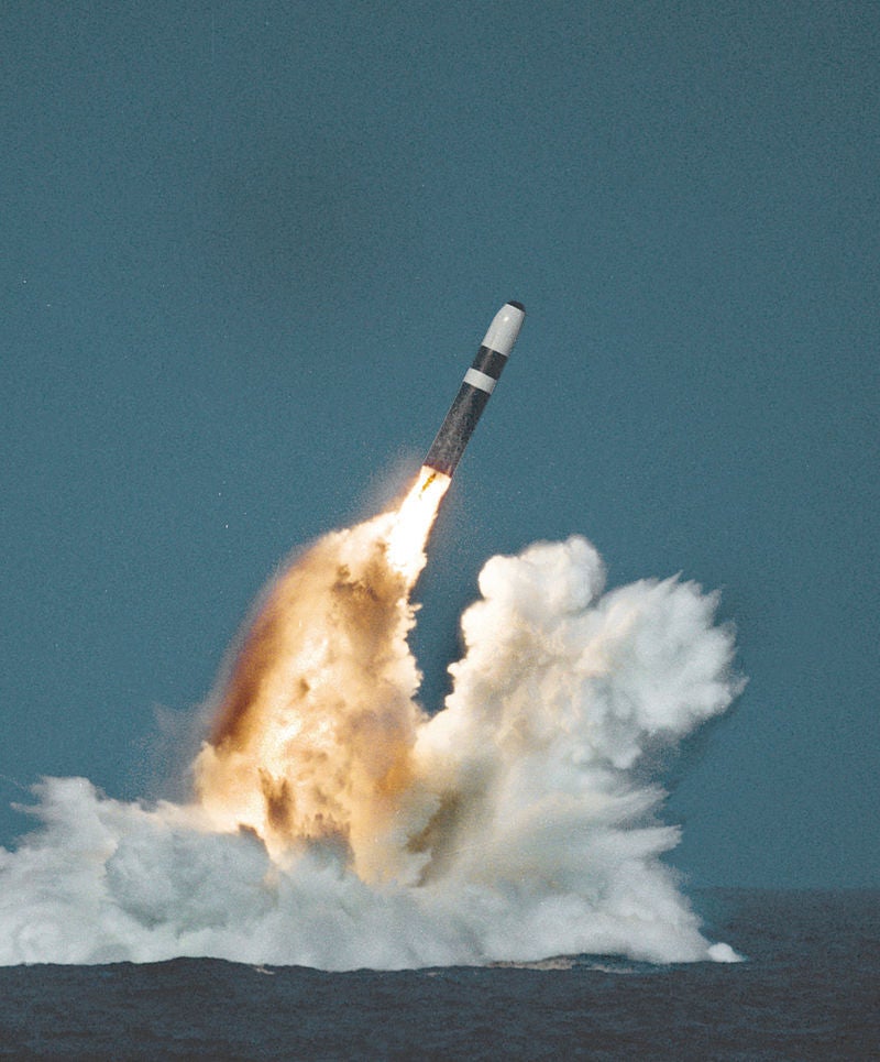 Lanzamiento de un misil Trident II D5 desde un submarino.