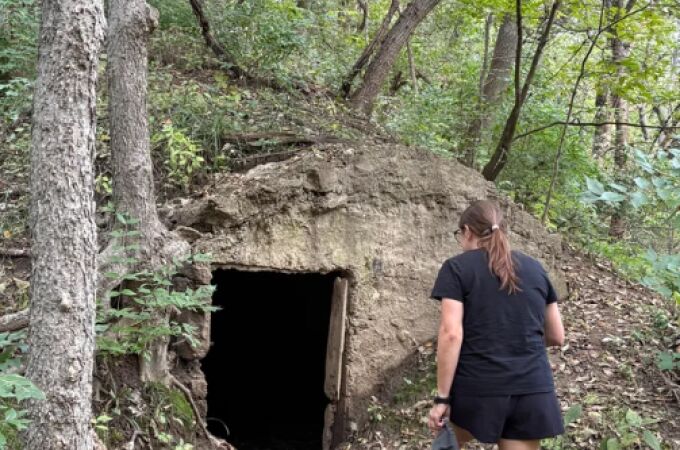 Una caminata por Iowa en EE UU termina con el hallazgo de una extraña cabaña enterrada en el bosque