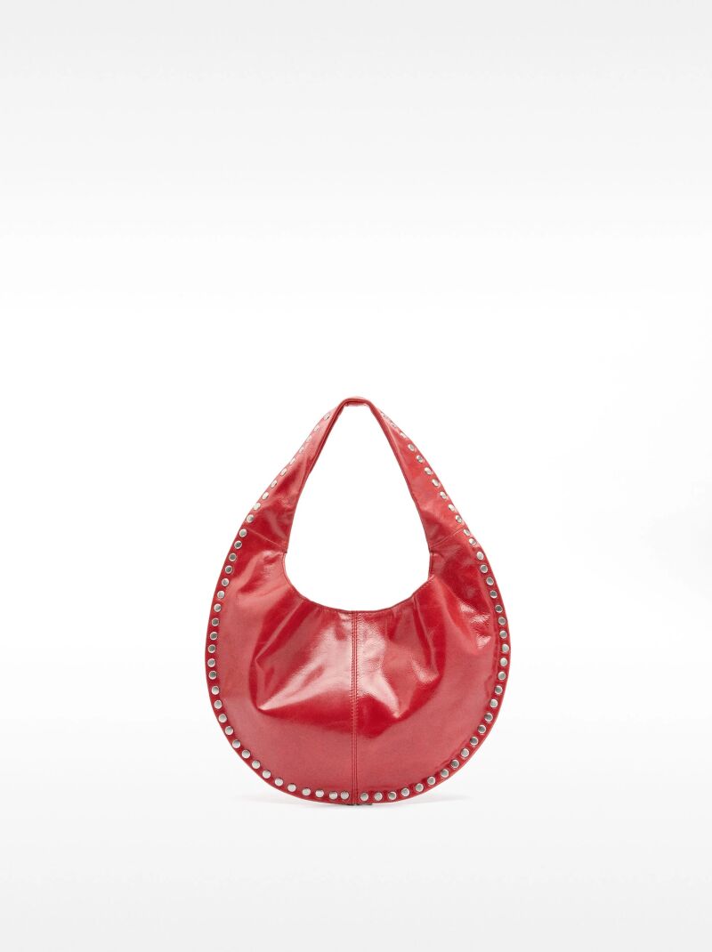 Bolso de tachuelas.