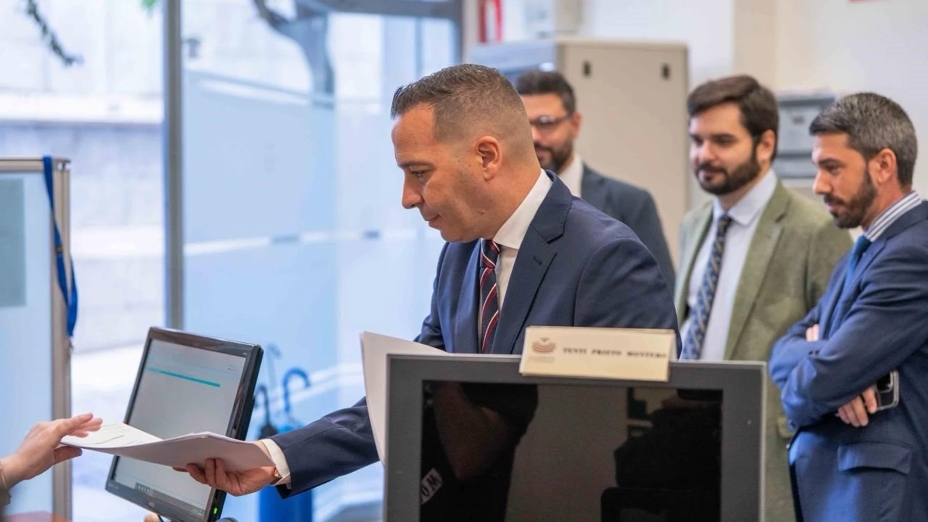 El portavoz de Vox en la Asamblea de Extremadura, Óscar Fernández Calle, en el registro de la enmienda de totalidad de su grupo a los Presupuestos de la comunidad para 2026 REMITIDA / HANDOUT por VOX Fotografía remitida a medios de comunicación exclusivamente para ilustrar la noticia a la que hace referencia la imagen, y citando la procedencia de la imagen en la firma 23/10/2025
