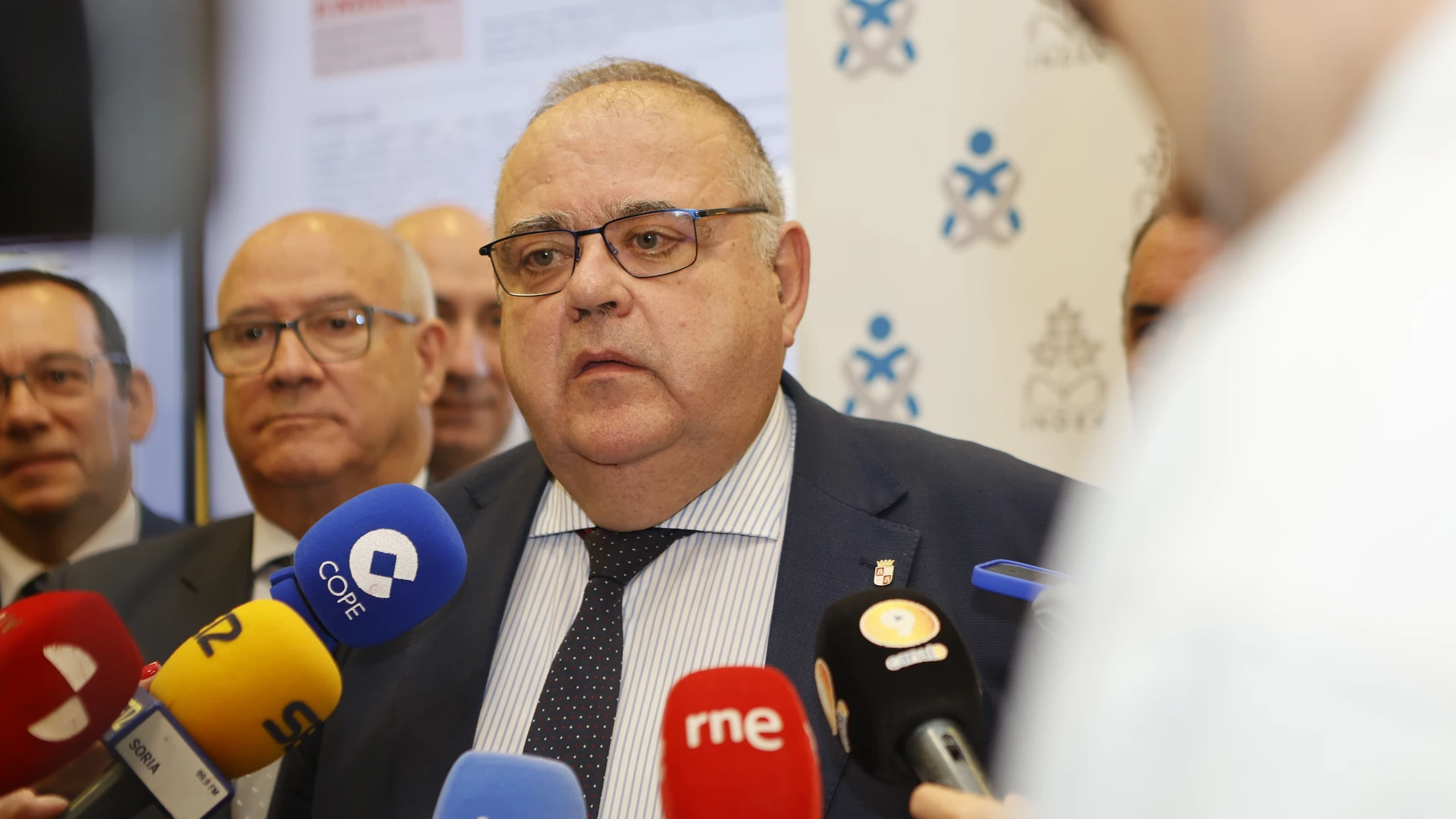 El consejero de Sanidad, Alejandro Vázquez Ramos, atiende a los medios de comunicación antes de inaugurar las II Jornadas Internacionales de Investigación en Enfermería