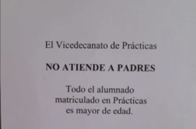 Estupor por el llamativo cartel que ha colgado una universidad en los pasillos: "No se atiende a padres"