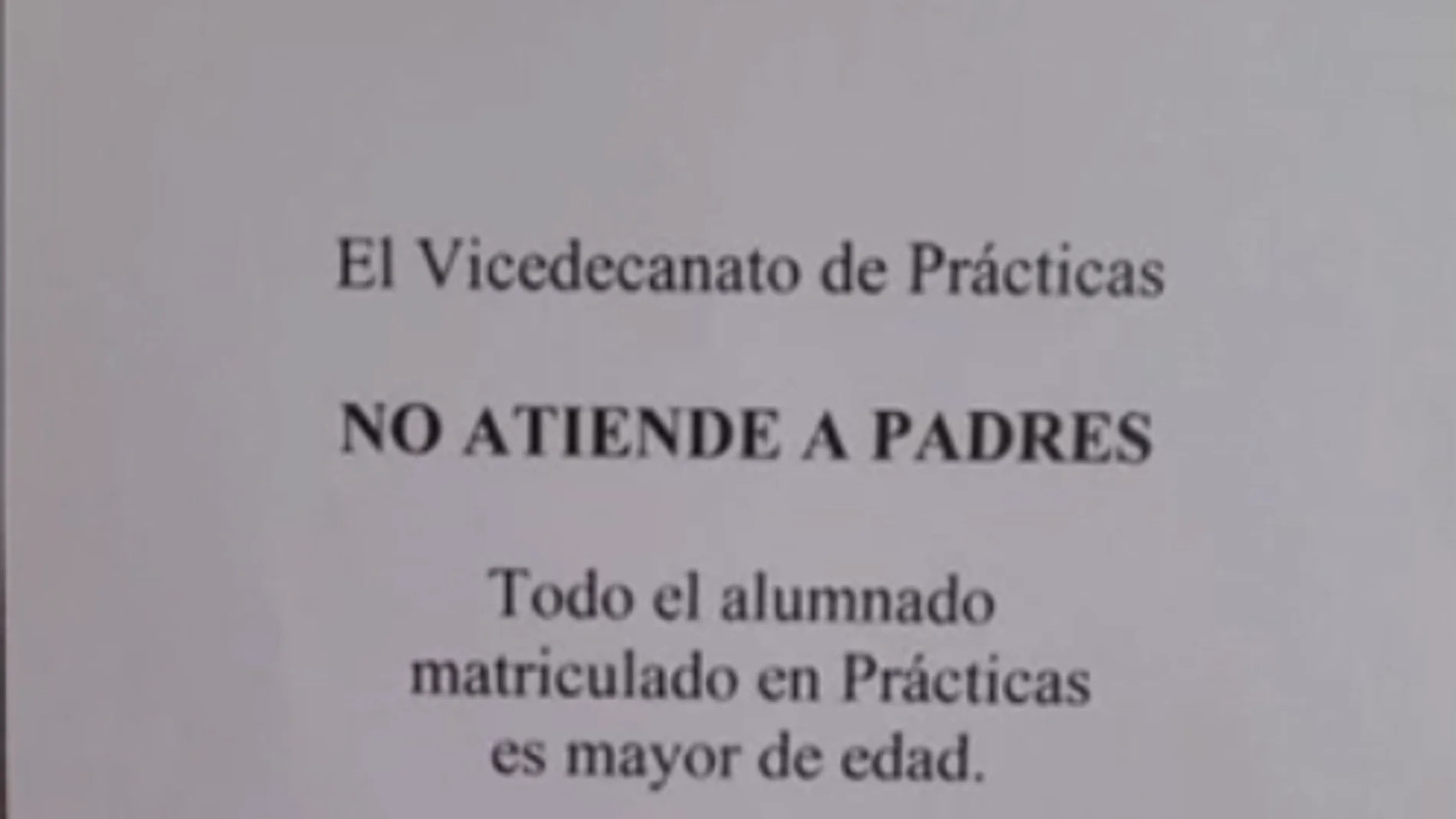 Estupor por el llamativo cartel que ha colgado una universidad en los pasillos: "No se atiende a padres"