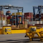 Contenedores de mercancías en el muelle de descarga del Puerto de Barcelona, en una imagen de archivo