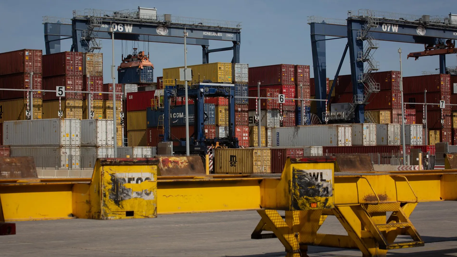 Contenedores de mercancías en el muelle de descarga del Puerto de Barcelona, en una imagen de archivo