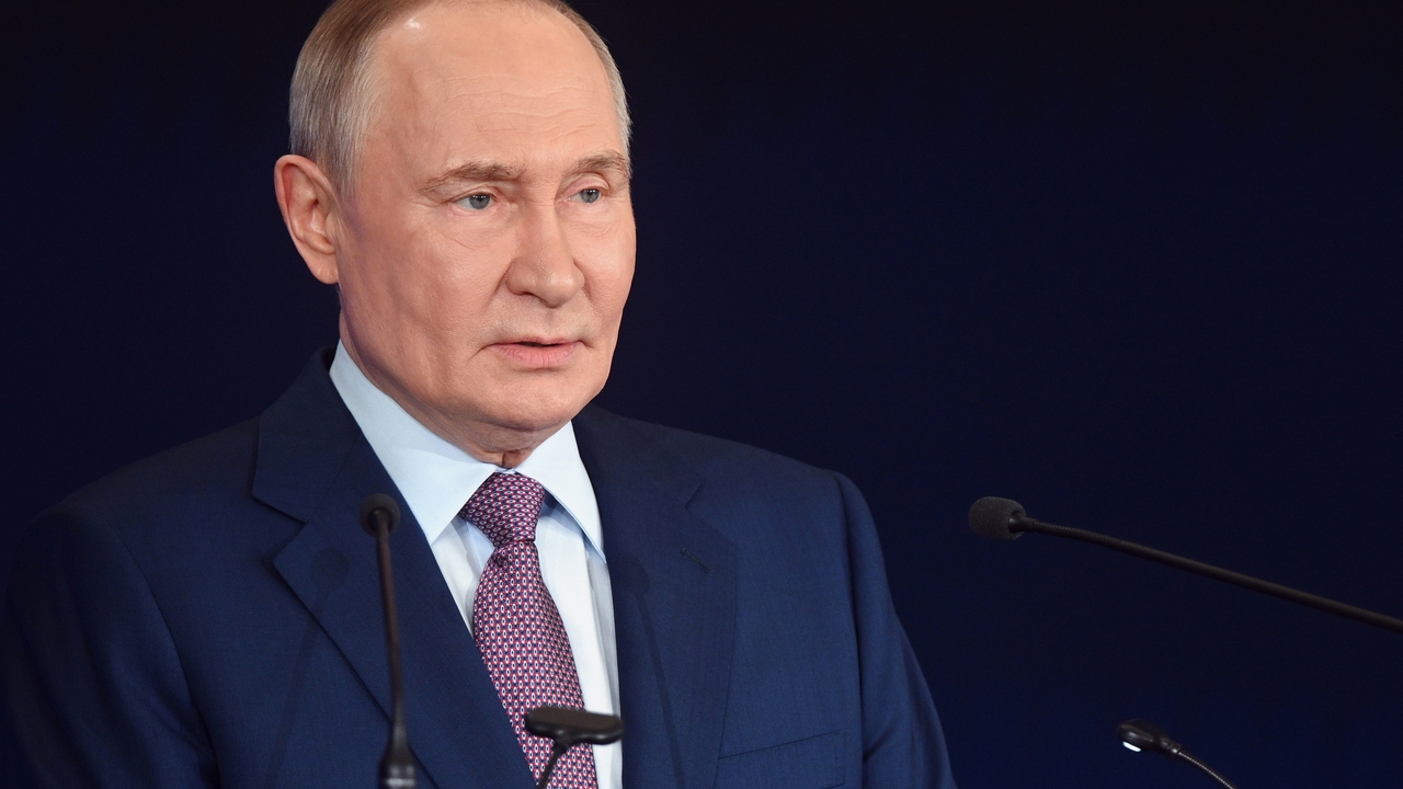 Putin califica de "acto inamistoso" las sanciones de Trump a las petroleras rusas