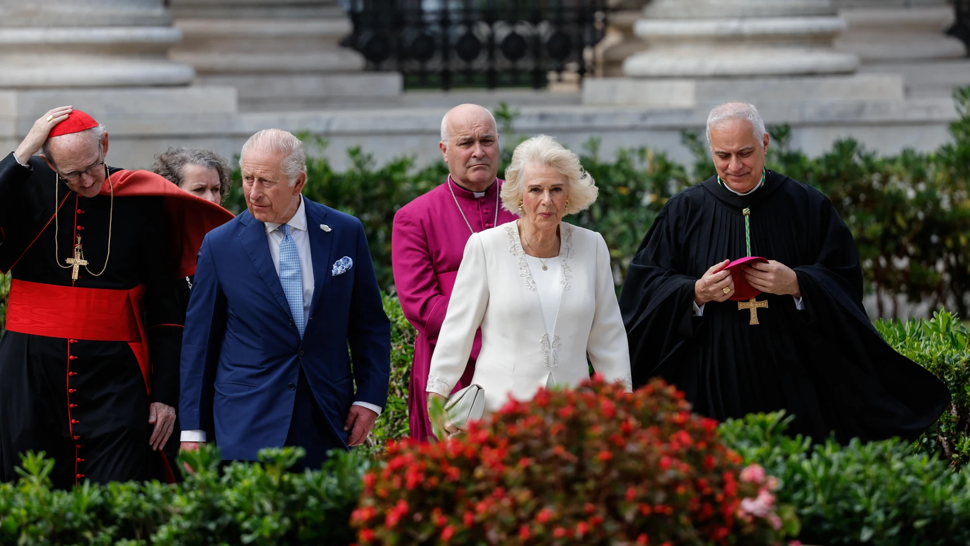 ROME (Italy), 23/10/2025.- Britain's King Charles III (2L) and with Queen Camilla (2R) attend the ceremony of King's appointment as Royal Confrater of Saint Paul, by Cardinal James Michael Harvey and Abbot Donato Ogliari, at the Basilica of Saint Paul Outside the Walls, in Rome, Italy, 23 October 2025. (Cardenal, Italia, Reino Unido, Roma) EFE/EPA/GIUSEPPE LAMI / POOL