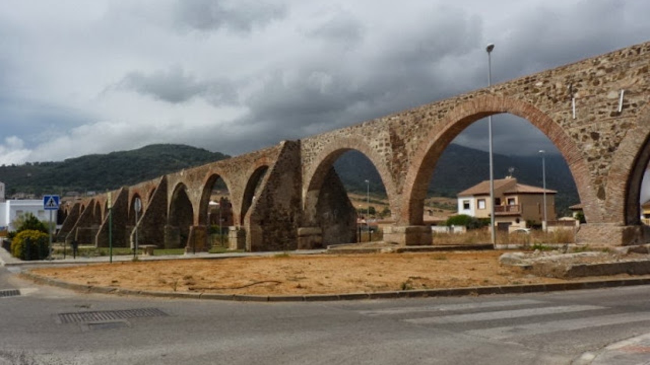 Un camión derriba parte de un acueducto del siglo XIX en Algeciras