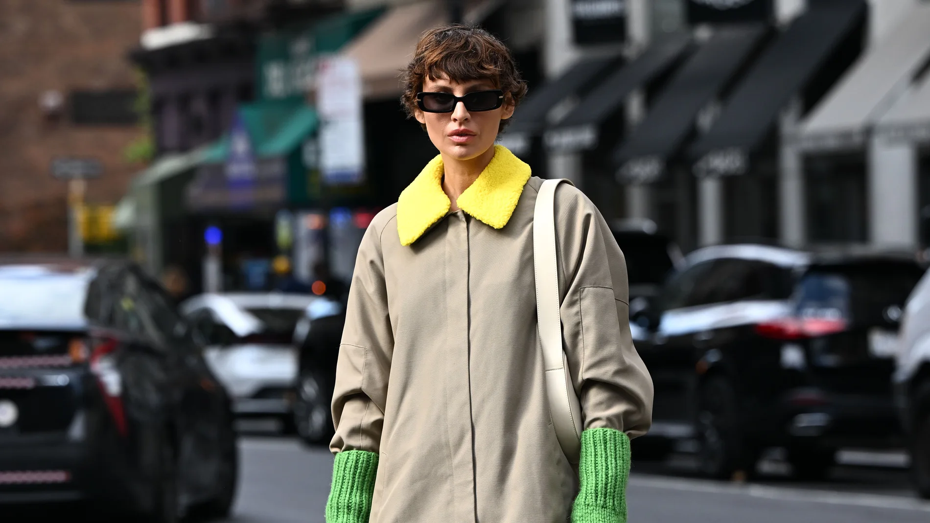 Look con pantalones en el street wear.