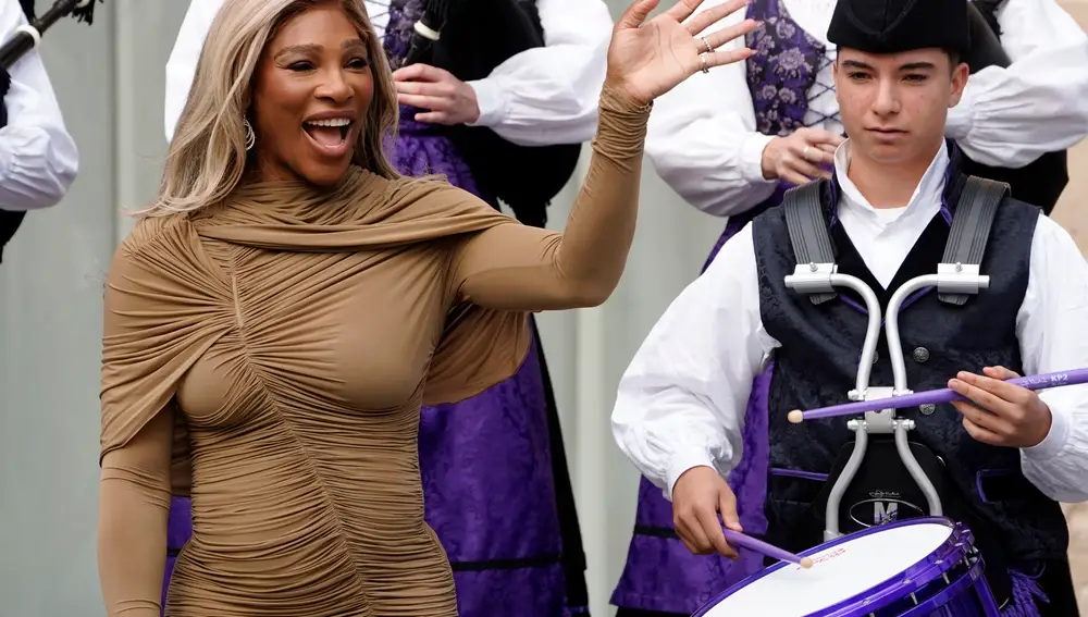 Serena Williams al lado de los gaiteros a su llegada al Hotel Reconquista
