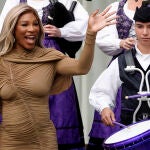 Serena Williams al lado de los gaiteros a su llegada al Hotel Reconquista