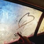 C&oacute;mo desempa&ntilde;ar los cristales del coche sin aire acondicionado: trucos f&aacute;ciles y r&aacute;pidos