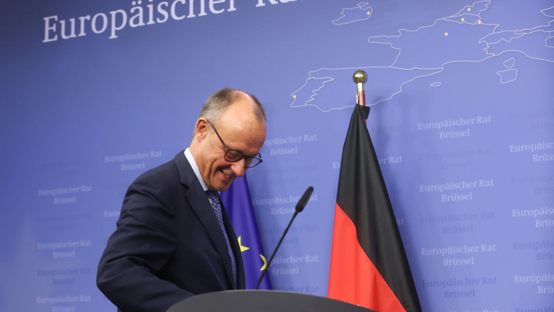 Brussels (Belgium), 23/10/2025.- German Federal Chancellor Friedrich Merz arrives to speak during the Euro Summit in Brussels, Belgium, 23 October 2025. European Union leaders convened to discuss the situation in Ukraine, European defence, developments in the Middle East, competitiveness, housing, and migration. (Bélgica, Ucrania, Bruselas) EFE/EPA/OLIVIER HOSLET