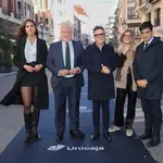 de izquierda a derecha, la concejala de Turismo, Eventos y Marca Ciudad de Valladolid, Blanca Jiménez; el alcalde de Valladolid, Jesús Julio Carnero; el director de la Seminci, José Luis Cienfuegos; María José Rivera, de Imagen, Patrocinios y Grupos de Interés de Unicaja, y el director territorial de Castilla y León de Unicaja, Manuel Rubio